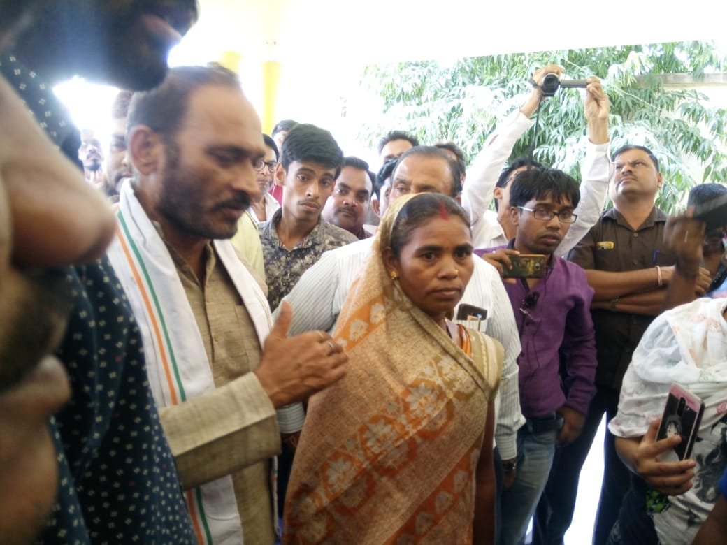 नगर पालिका में प्रदर्शन के दौरान नायब तहसीलदार से बातचीत करते विधायक।