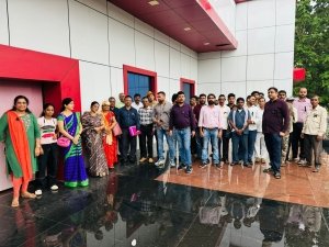 अभिशाप टिप्पणी से गरमाया माहौल: इंदिरा कला संगीत विश्वविद्यालय में कुलपति के खिलाफ हल्ला बोल, संयुक्त कर्मचारी संघ ने किया आंदोलन का ऐलान