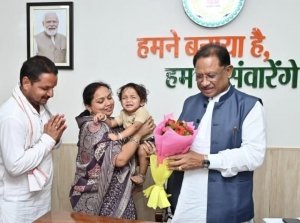 जिला पंचायत अध्यक्ष प्रियंका खम्हन ताम्रकार ने मुख्यमंत्री से की विकास कार्यों की मांग, सौंपा विस्तृत ज्ञापन