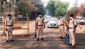 कटघोरा में लाैकडाउन के दौरान पुलिस के जवान। फाइल फोटो