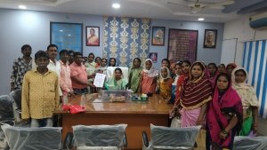 मनरेगा मजदूरों की मजदूरी का भुगतान के लिए ग्राम पंचायत बैगाटोला के ग्रामीणों ने ज़िला पंचायत अध्यक्ष गीता घासी साहू को ज्ञापन सौंपा