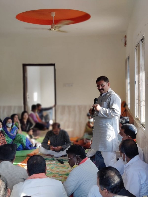 सांसद पांडेय का विवादित बयान- किसान आंदोलन में बैठे हैं खालिस्तानी, हो रही फारेन फंडिंग, खा रहे हैं पिज्जा&hellip;