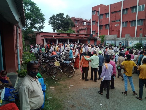 एसडीएम ऑफिस में कोरोना नियमों की उड़ी धज्जियां,चिटफंड कंपनी से पैसे लेने लगी लंबी लाइन