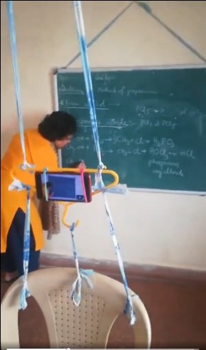 अध्यापिका ने बच्चो को ऑनलाइन पढाई करवाने का नया तरीका निकाला ,लोगों ने कहा - "इसे कहते हैं जुगाड़"
