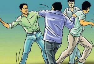 बाइक सवार युवकों ने किसान से मोबाइल और बाइक की चाबी लूटी, ग्रामीणों ने दो आरोपियों को पकड़ा