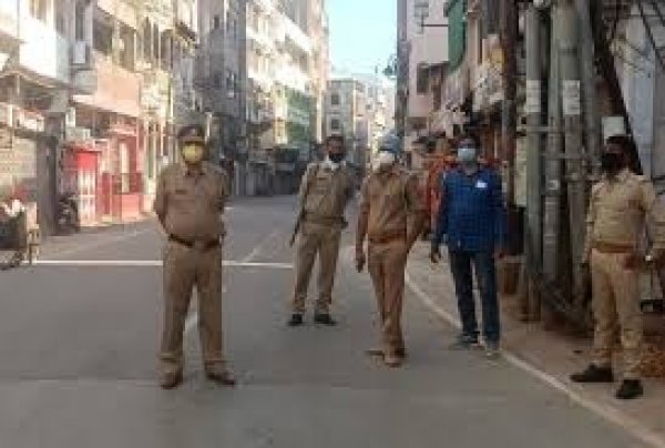 दिल्ली के हॉटस्पॉट में तैनात पुलिस जवान।