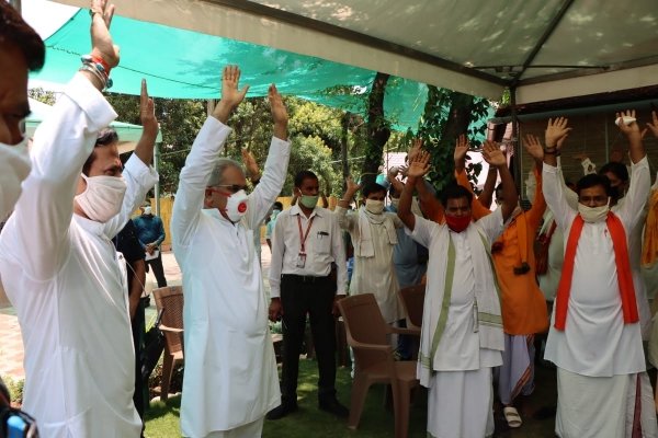 CM बघेल की धार्मिक स्थलों में फिजिकल डिस्टेंसिंग के साथ पूजा अर्चना आरम्भ की, मंत्रोच्चार के साथ 31 ब्राम्हणों ने व्यक्त किया आभार