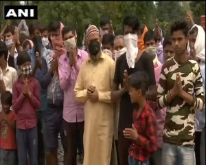 "हम लोग कोरोना बीमारी से पहले, भूख से मर जाएंगे" : कंधे में 10 महीने के मासूम बच्चे को बैठाए हुए सैकड़ों किलोमीटर अपने गांव के लिए पैदल ही निकल पड़े, आखिर इन मजदूरों का क्या होगा