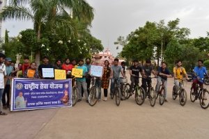 विश्वविद्यालय के स्वयं सेवकों ने दिए पर्यावरण संरक्षण के संदेश, तख्तियां और नारे के साथ निकाली साइकिल रैली