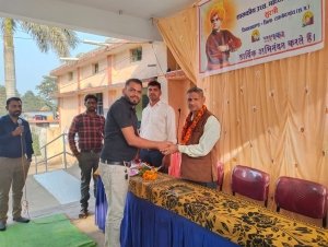 रासेयो&zwnj; शिविर के बौद्धिक परिचर्चा में साहित्यकार ओमप्रकाश साहू ने विचार व्यक्त किए&nbsp;