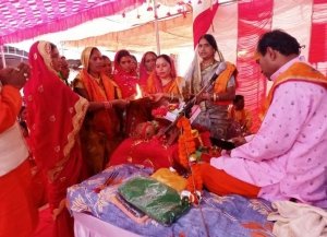 खैरझिटी में आयोजित राम कथा महायज्ञ में शामिल हुई अध्यक्ष प्रतिक्षा सूर्यकान्त भंडारी व्यासपीठ से लिया आशीर्वाद