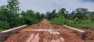 लेटलतीफी अधूरी सड़क पर चलने ग्रामीण मज़बूर,घरों में घुस रहा नाले का पानी