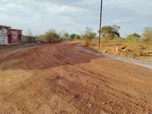 जिस गांव की गिट्टी से चमकती हैं शहरों व अन्य गांव की सड़कें, वह खुद धूल फांकने को मजबूर है &ndash; यह है बल्देवपुर की हकीकत।