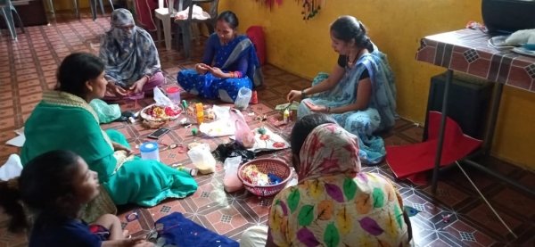 चाईनीज को टक्कर देने छत्तीसगढ़ी थीम पर बनी देशी राखियां