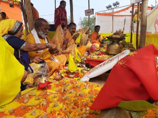 प्राण-प्रतिष्ठा महोत्सव: भंडारे में बंटी दान के अन्न से बनी खिचड़ी, यादव समाज ने भक्तों को पिलाया केसर वाला दूध