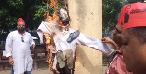 लखनऊ में वीआईपी पार्टी ने निषाद पार्टी के राष्ट्रीय अध्यक्ष का फूंका पुतल