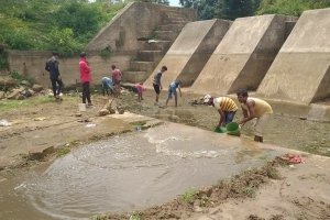 गंजी पारा के युवा उस एनीकट को संवार रहे हैं, जिसकी चिंता नगर पालिका को करनी चाहिए, क्योंकि छिंदारी से आने वाला पानी यहीं स्टोर किया जाना है।