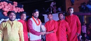 लखोली में जय बजरंग डांस ग्रुप ने मुख्य अतिथि आशीष डोंगरे का किया सम्मान