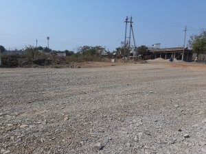 पटवारी ने रोड का यह हिस्सा दिखाकर कहा- यहीं कहीं है सुविमल का प्लाट।