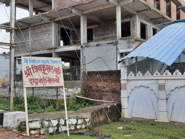 Khairagarh: Building के नीचे दबा नाला, घरों में घुस रहा पानी, 37 साल के दिव्यांग बेटे संग डर में रात गुजार रहा परिवार