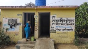 लीपापोती : ठेकेदार को जारी किया नोटिस तो जवाब मिला सीट टूटी है उसे सुधार लें&nbsp;