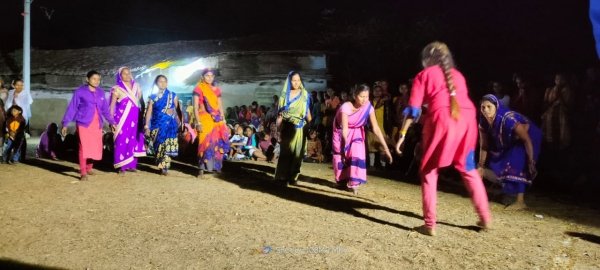 दुधिया रोशनी में नहाया कोहकाबोड़,फ्लड लाइट में हुआ परम्परागत खेलों का आयोजन