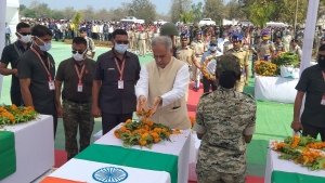 व्यर्थ नहीं जाएगी जवानों की शहादत: मुख्यमंत्री, नक्सली हिंसा में शहीद जवानों को अर्पित की श्रद्धांजलि