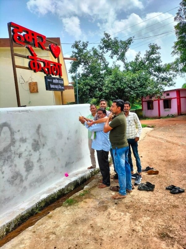 शहर की तर्ज़ पर गांव में लगा बोर्ड