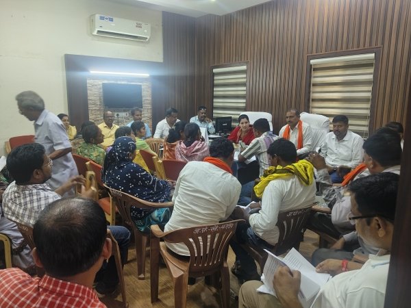 भर्राशाही: सदस्यों के सवालों पर आधा अधूरा जवाब देकर, बैठक से निकल गए अधिकारी