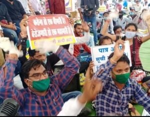 अनिश्चितकाल तक चलने वाली भूख हड़ताल को बीएड शिक्षक अभ्यर्थियों ने किया रद्द, सीएम के आश्वासन के बाद भी किया था हड़ताल का एलान