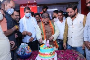 सांसद को रसीले फलों का सेहतमंद उपहार, रुक्खड़ बाबा की भक्ति में लीन तस्वीर ने जन्मदिन को बनाया यादगार