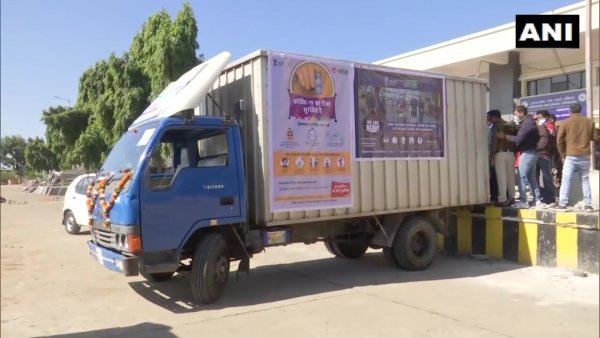 भोपाल एयरपोर्ट पर पहुंची वैक्सीन की खेप।