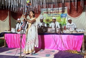 विधायक भुनेश्वर बघेल ने जुरलाखुर्द मे त्रिवेणी साहू के पंडवानी को जमीन मे बैठकर सुना