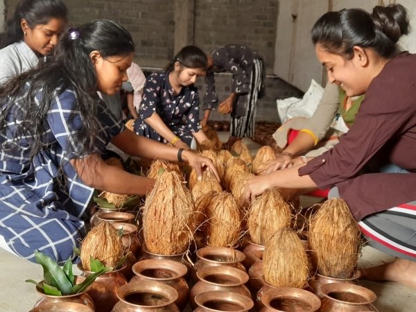 सोमवार को उमराव पुल के समीप स्थित गौशाला में कलशयात्रा की तैयारी की गई।