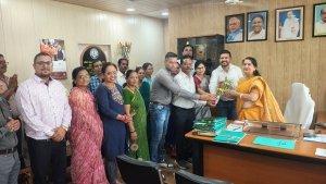 कुलपति के समर्थन में उतरा गैर शिक्षकीय कर्मचारी संघ व कर्मचारी कल्याण संघ