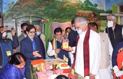 गोबर की लकड़ी, ईंट, गमले, खिलौने, और भी जाने क्या-क्या&hellip; प्रदेश का पहला गोधन एम्पोरियम अंबिकापुर में